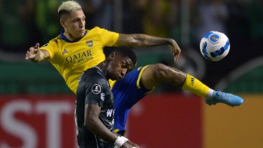 Colombia's Deportivo Cali Yony González and Argentina's Boca Juniors Gaston Avila (back) vie for the ball during their Copa Libertadores group stage first leg football match at the Deportivo Cali Stadium in Palmira, near Cali, Colombia, on April 5, 2022. (Photo by Luis ROBAYO / AFP)