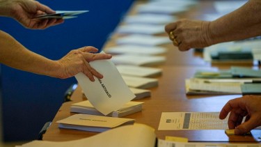 Los preparativos para la votación de hoy en un centro electoral (AP Photo/Esteban Felix)