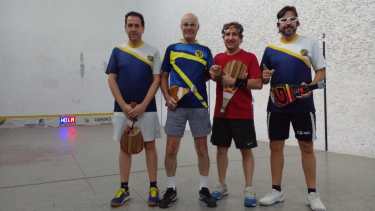 JAF en modo pelotari, esta vez, en Roca. Foto: Gino Avoledo