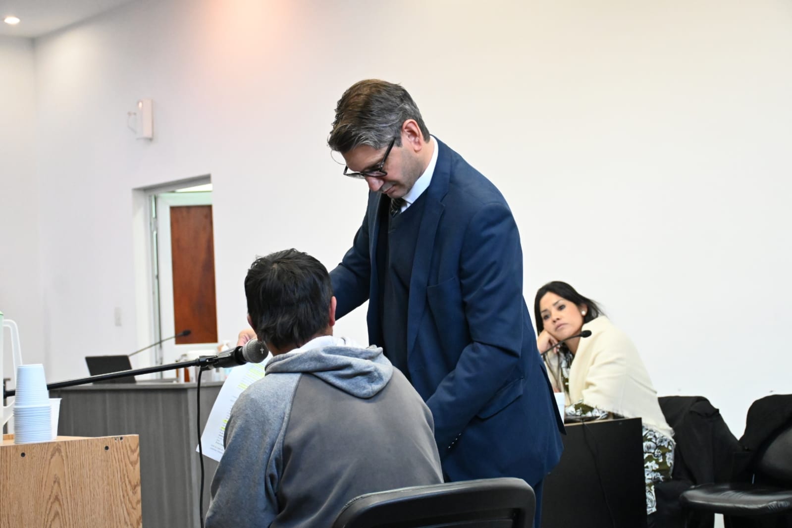 El defensor Damián Moreyra y uno de los testigos en la segunda audiencia por el caso de torturas en Cipolletti  (Foto: Florencia Salto) 