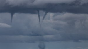 Extraño fenómeno en El Cóndor: una tromba marina, tres vórtices y una foto impactante