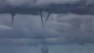 Extraño fenómeno en El Cóndor: una tromba marina, tres vórtices y una foto impactante