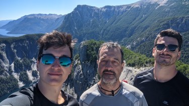 Luis Otaño y sus hijos, Tomás y Pedro. Esta travesía, agreste y exigente, conecta el corazón del Parque Nacional Nahuel Huapi con la ciudad de San Carlos de Bariloche por las cumbres de las montañas. Fotos gentileza: @pedrootano @tomiotano. 
