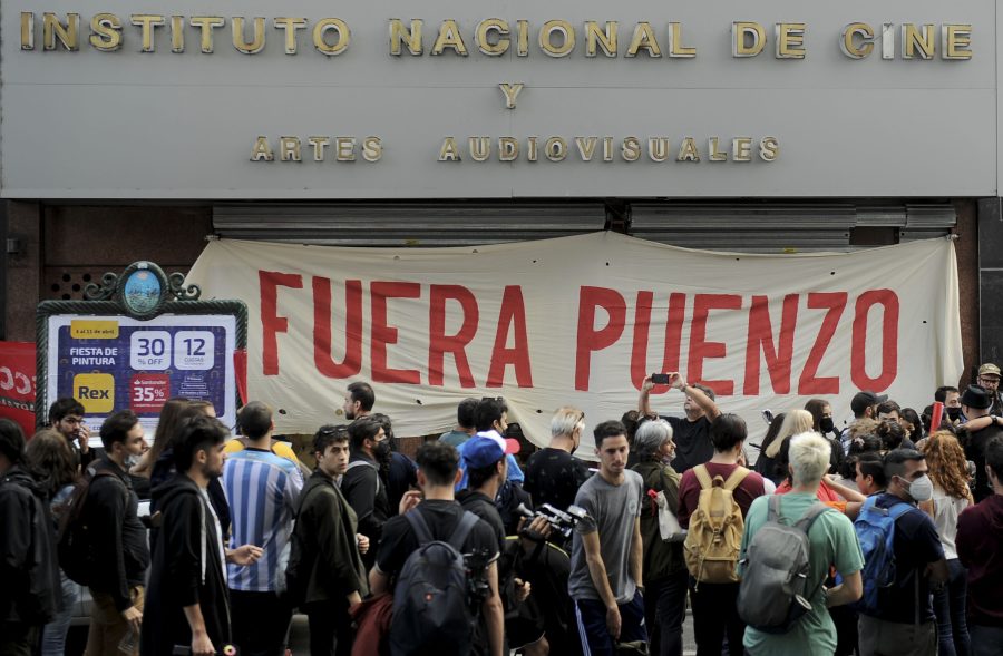 Los manifestantes piden que se vaya Luis Puenzo, al frente del organismo. Foto: Télam.-