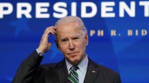 Video: alerta por la salud de Joe Biden, luego de saludar «al aire» en un discurso