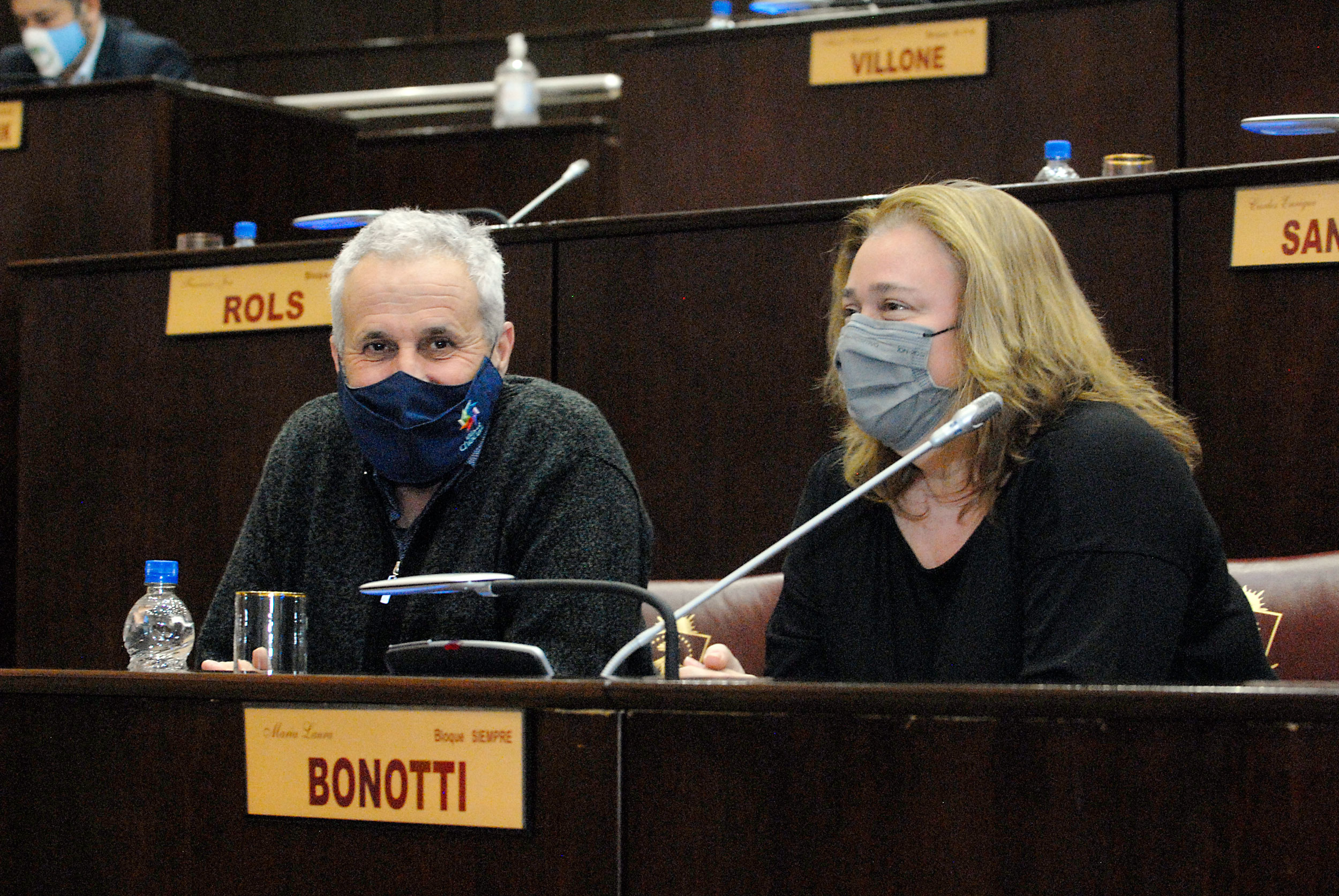 La diputada Bonotti , junto a Peressini, (Foto Legislatura Neuquén).-