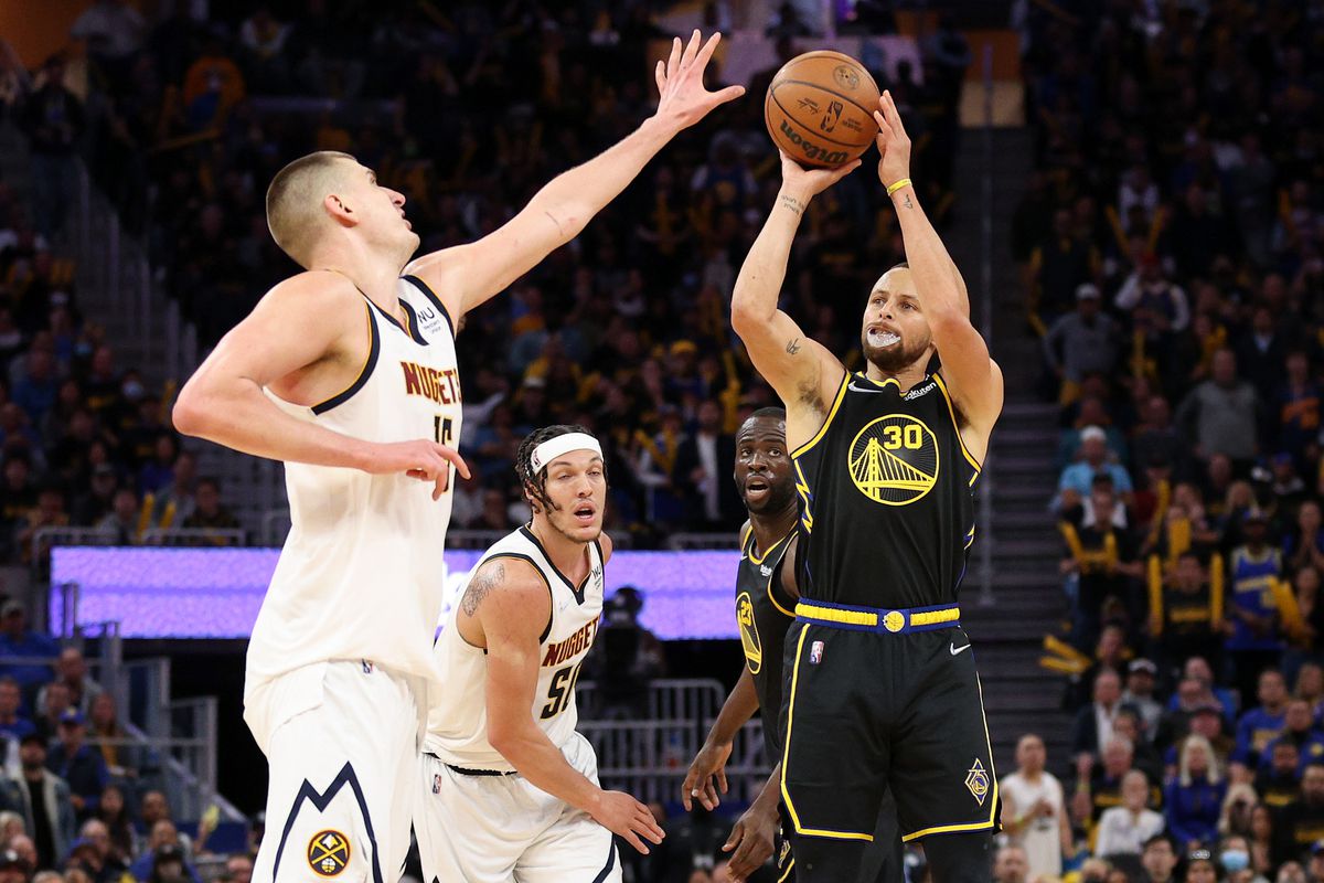 Curry y Jokic fueron los máximos anotadores con 30 puntos cada uno.
