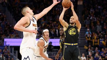Curry y Jokic fueron los máximos anotadores con 30 puntos cada uno.