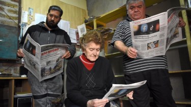 Hay equipo: Nélida Baier, con su hijo Hugo Garrido y su nieto Eduardo. Foto: Matías Subat.