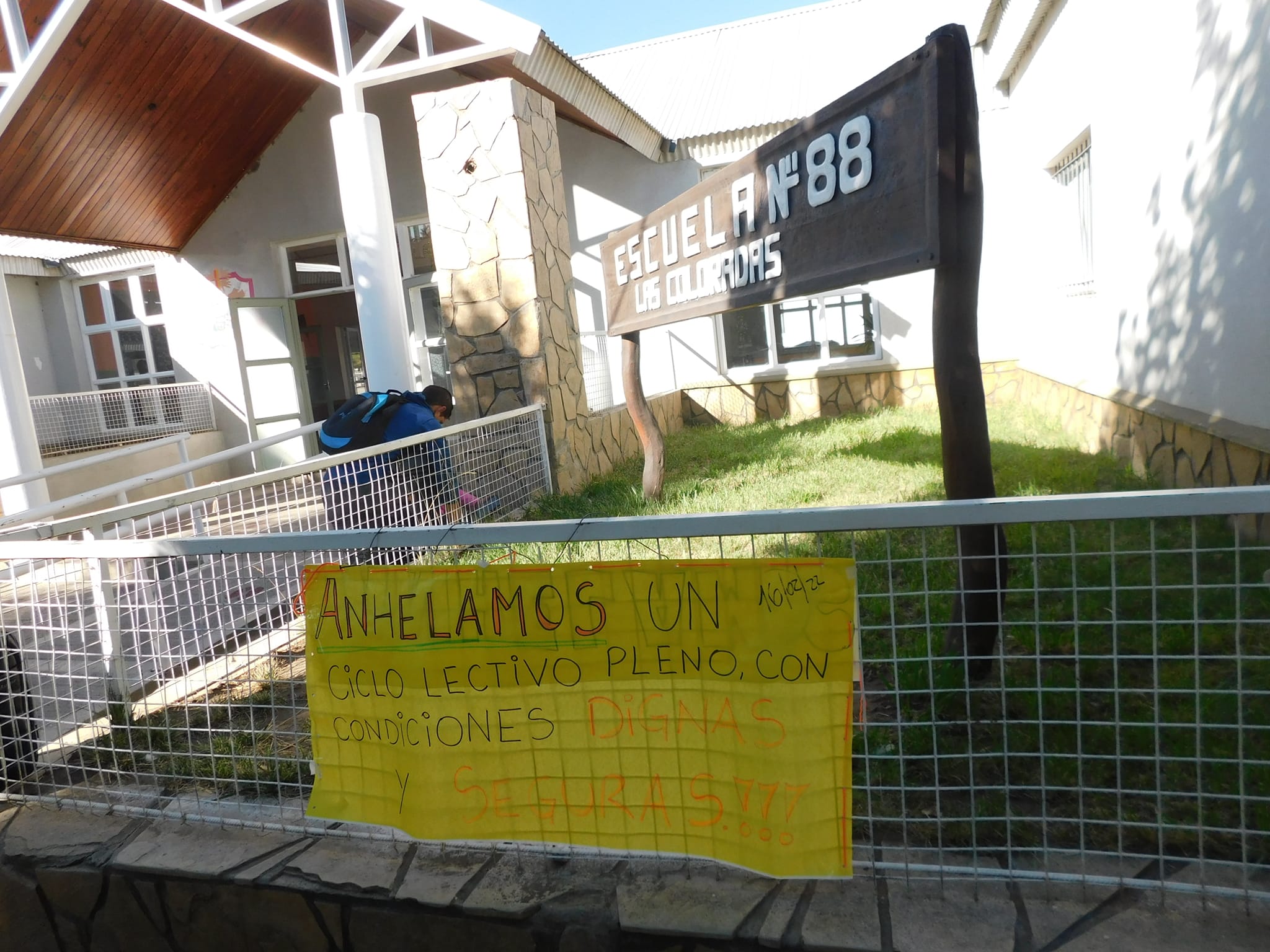 Desde octubre del año pasado no se puede utilizar el edificio de la única escuela de Las Coloradas. (Facebook Signos Las Coloradas).-