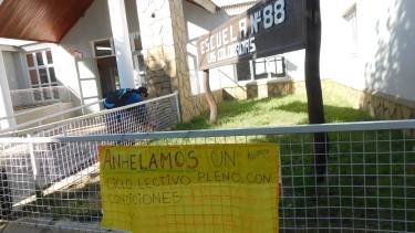 Desde octubre del año pasado no se puede utilizar el edificio de la única escuela de Las Coloradas. (Facebook Signos Las Coloradas).-
