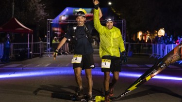 Capell (izquierda) y Pereyra llegan practicamente juntos a la meta en el Patagonia Run. 