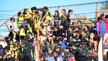 Los equipos fueron bajando de las tribunas hacia el campo de juego en la inauguración del Mundialito femenino. Fotos: Andrés Maripe 