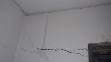 Hay muchas grietas en las paredes. 