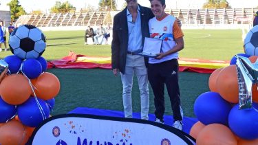 Valeria con Gustavo López, presidente del Depo, quien le entregó un presente. Foto: Andrés Maripe