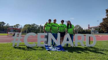 Los tres nadadores de EDEA que presentaron a Río Negro en el torneo nacional, con la entrenadora Silvia Rodríguez. Foto gentileza.