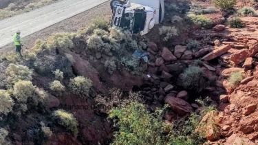 El camión quedó de costado al costado de la ruta.  Foto: Radio Municipal Añelo