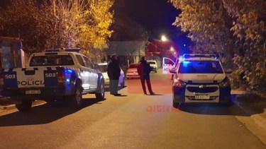 La policía reliza un operativo en la vivienda. Foto: Centenario Digital