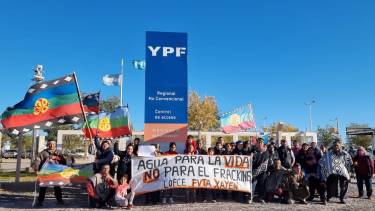 La protesta de la comunidad mapuche comenzó a la tarde y finalizó durante la madrugada. (Foto Facebook Confederación Mapuche).-