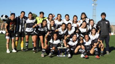 El plantel y cuerpo técnico de Luna Park festejando el título tras los penales contra Deportivo Confluencia. 