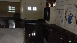 Rompieron vidrios y tanques de agua en una escuela de Roca