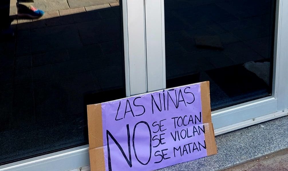 Estos carteles fueron pegados en la puerta del Poder Judicial, durante la protesta anterior. (Foto Facebook Juan Carlos Parada FM Patagonia).-