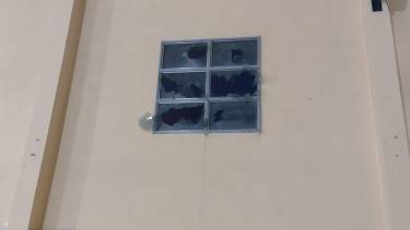 La rotura de las ventanas impide el encendido de los calefactores. Foto gentileza