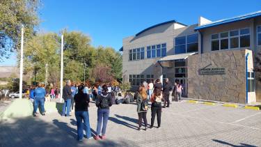 La comunidad de Chos Malal se manifestó días atrás en el Poder Judicial para exigir justicia por la niña. (Foto Facebook Juan Carlos Parada (FM Patagonia).-