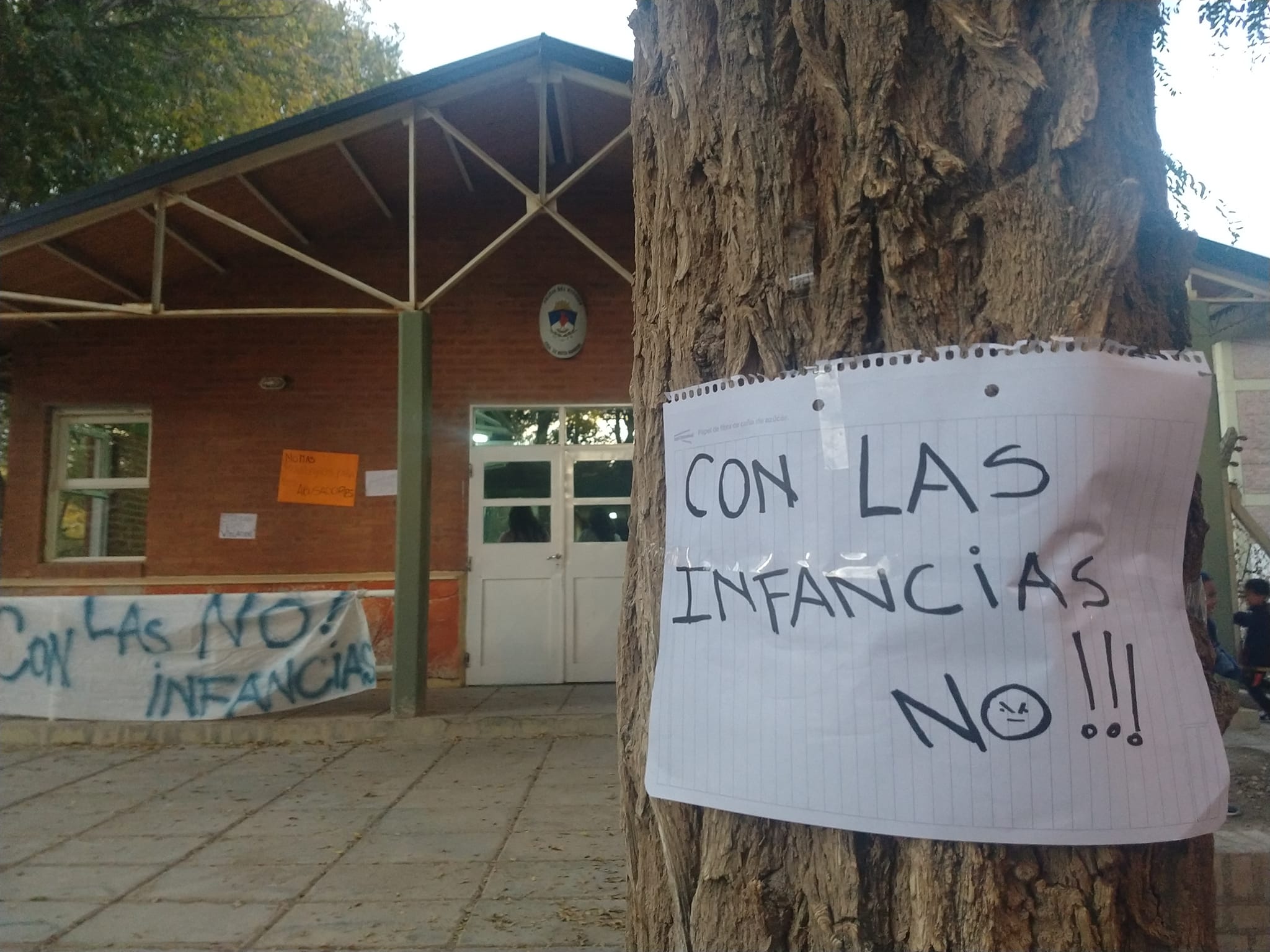 Los carteles colocados frente a la comisaría de la localidad. Foto: Facebook Jorgelina González