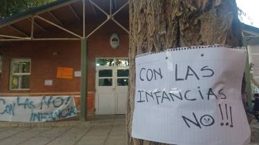 Los carteles colocados frente a la comisaría de la localidad. Foto: Facebook Jorgelina González