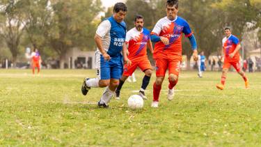 La Gomería y Norte Seniors animaron una entretenida final en la Colonia Penal. Saéz no estuvo preciso en la definición y falló un par de chances para Barrio Norte. Fotos Carlos Mir.