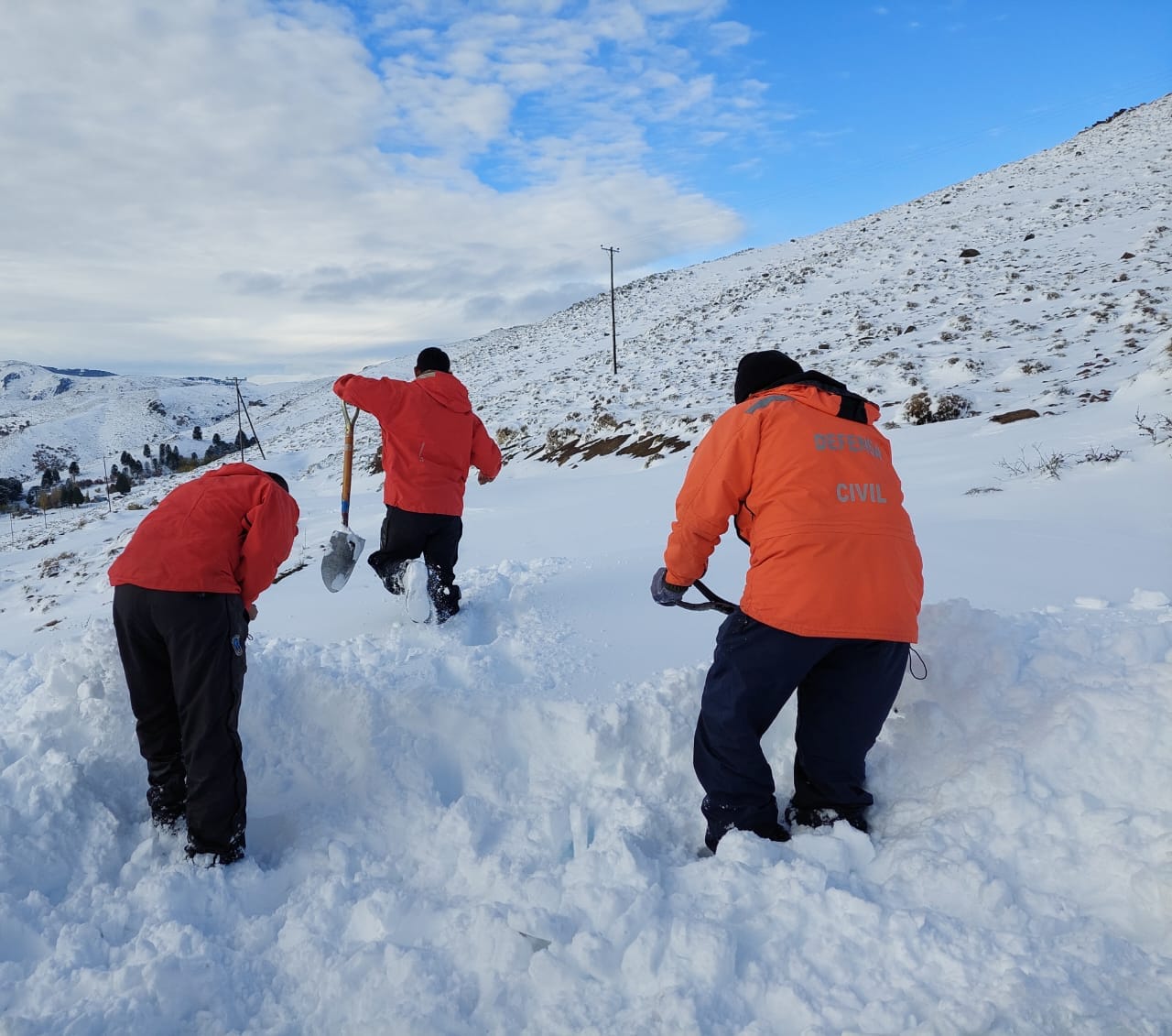 Con palas debieron despejar la nieve del camino. Foto: Prensa Parque Nacional Lanín