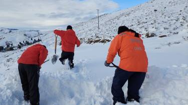 Con palas debieron despejar la nieve del camino. Foto: Prensa Parque Nacional Lanín