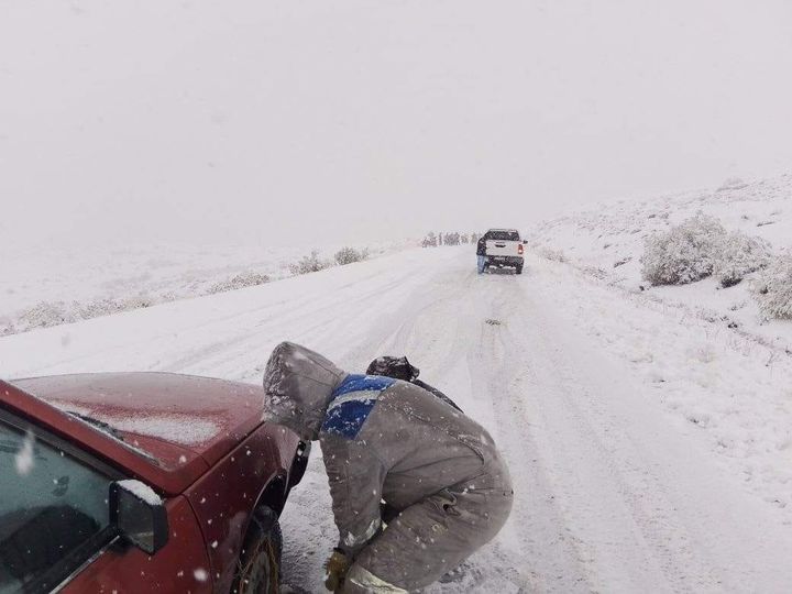 La nieve y el viento complicaron las rutas en Neuquén. (Facebook radiochosmalal102.1)