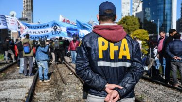 Un juez ordenó la detención de un grupo de trabajadores que cortan el paso de un tren en Palermo