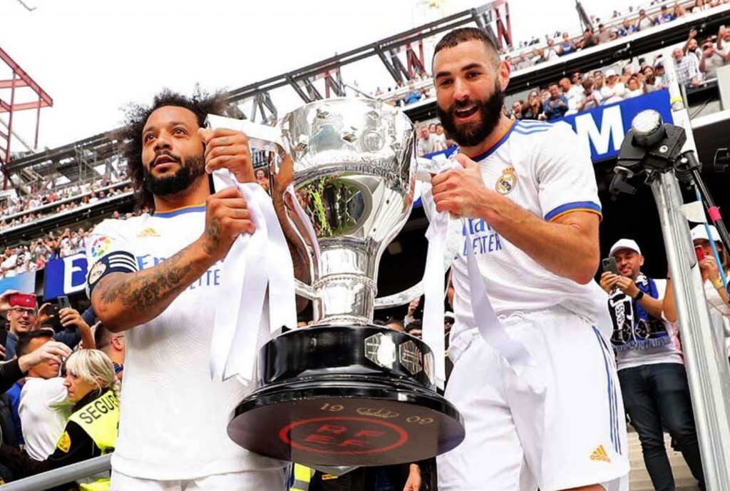 Benzema y Marcelo, los capitanes del Real Madrid, levantando el trofeo de la Liga. 