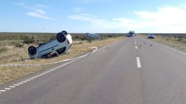 El Corsa, donde iba la víctima fatal, volcó y quedó sobre la banquina. Foto: gentileza "Siete en Punto".-