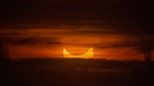 Santa Cruz: vecinos de El Calafate y otras localidades disfrutaron el eclipse parcial de sol
