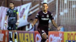 Lanús se aseguró a su goleador por un tiempo más