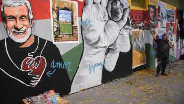 Chelo Candia trabajó durante varios días en la creación del mural homenaje. Foto Andrés Maripe.
