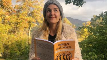 Clara Oyuela, con el libro que editó, “Crónicas de una abstinencia”. Foto: gentileza