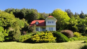 Encontró documentación vinculada a la historia de Bariloche y la donó a Parques Nacionales