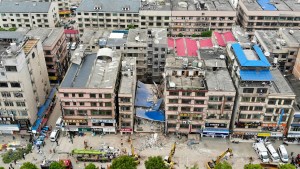 Cinco personas fueron rescatadas y decenas están desaparecidas por derrumbe de edificio en China