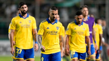 Darío Benedetto y sus compañeros abandonan la cancha luego de perder 0-2 contra el Deportivo Cali (Foto AP/Fernando Vergara)