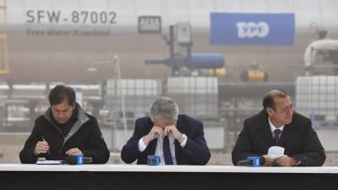 "Cuando se sentaron, empezaron a charlar entre ellos y te dabas cuenta que la tierra los iba a envolver", había contado el fotógrafo Matías Subat sobre su foto de Fernández, Gutiérrez y Kicillof en Vaca Muerta. (Foto Matías Subat).- 