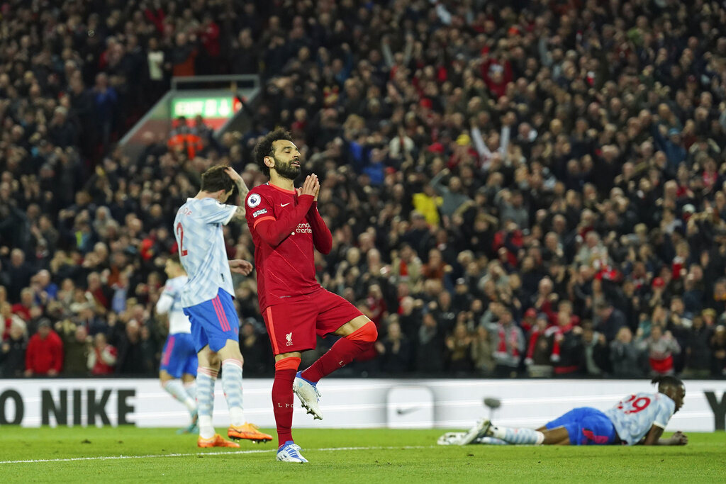 Mohamed Salah facturó por duplicado en la victoria del Liverpool sobre el United en Anfield. (AP Photo/Jon Super)