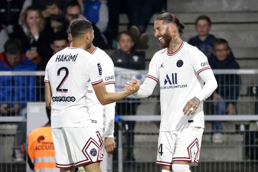 Sergio Ramos convirtió en la victoria del PSG sobre Angers. (AP Photo/Jeremias Gonzalez)