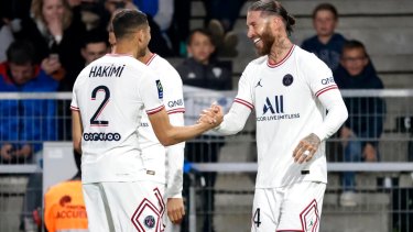 Sergio Ramos convirtió en la victoria del PSG sobre Angers. (AP Photo/Jeremias Gonzalez)