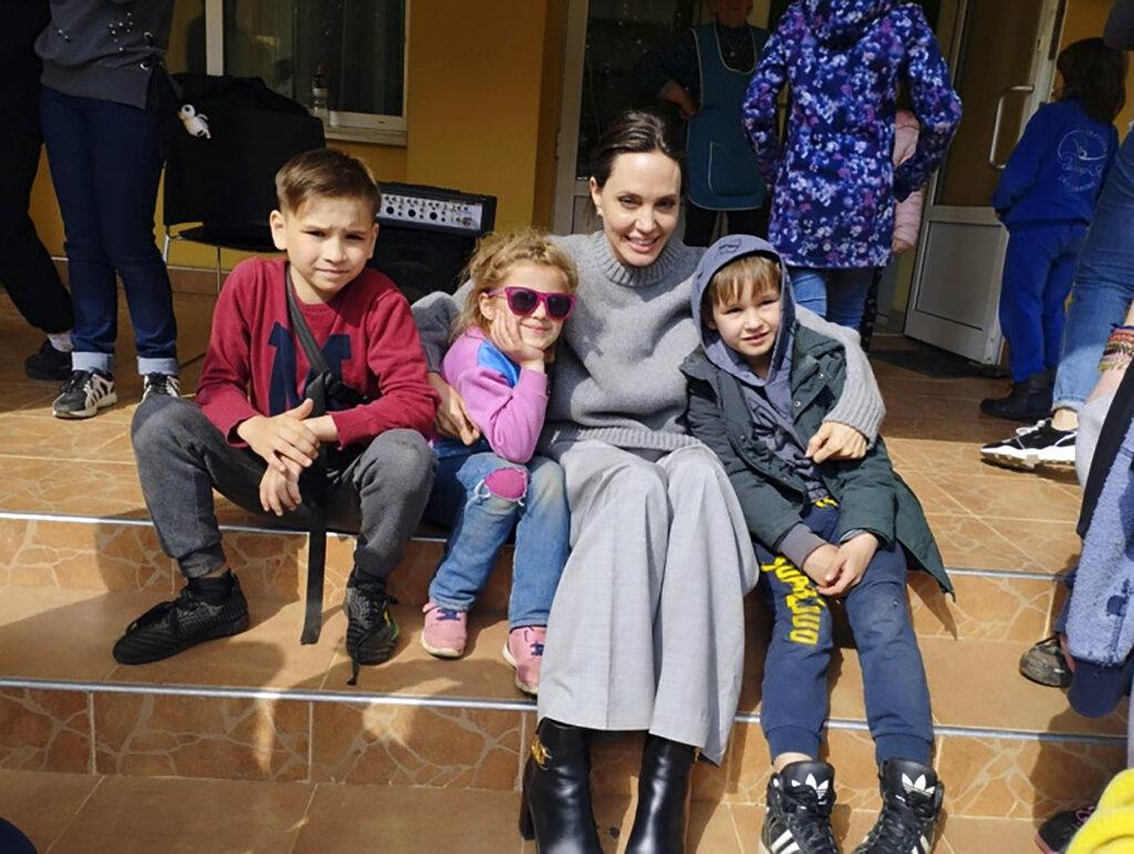 Angelina Jolie visitó a refugiados de la Guerra en Ucrania. (Maksym Kozutsky/Lviv City Hall via AP)