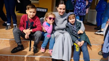 Angelina Jolie visitó a refugiados de la Guerra en Ucrania. (Maksym Kozutsky/Lviv City Hall via AP)